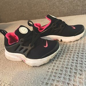NIKE girls/ toddler prestos.